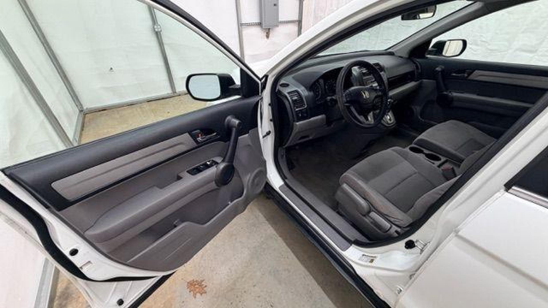 2011 White Honda CR-V EX (JHLRE3H54BC) with an 2.4L I-4 DOHC engine, located at 1806 Veterans Memorial Hwy SW, Austell, GA, 30168, (770) 944-9558, 33.817959, -84.606987 - Photo#11