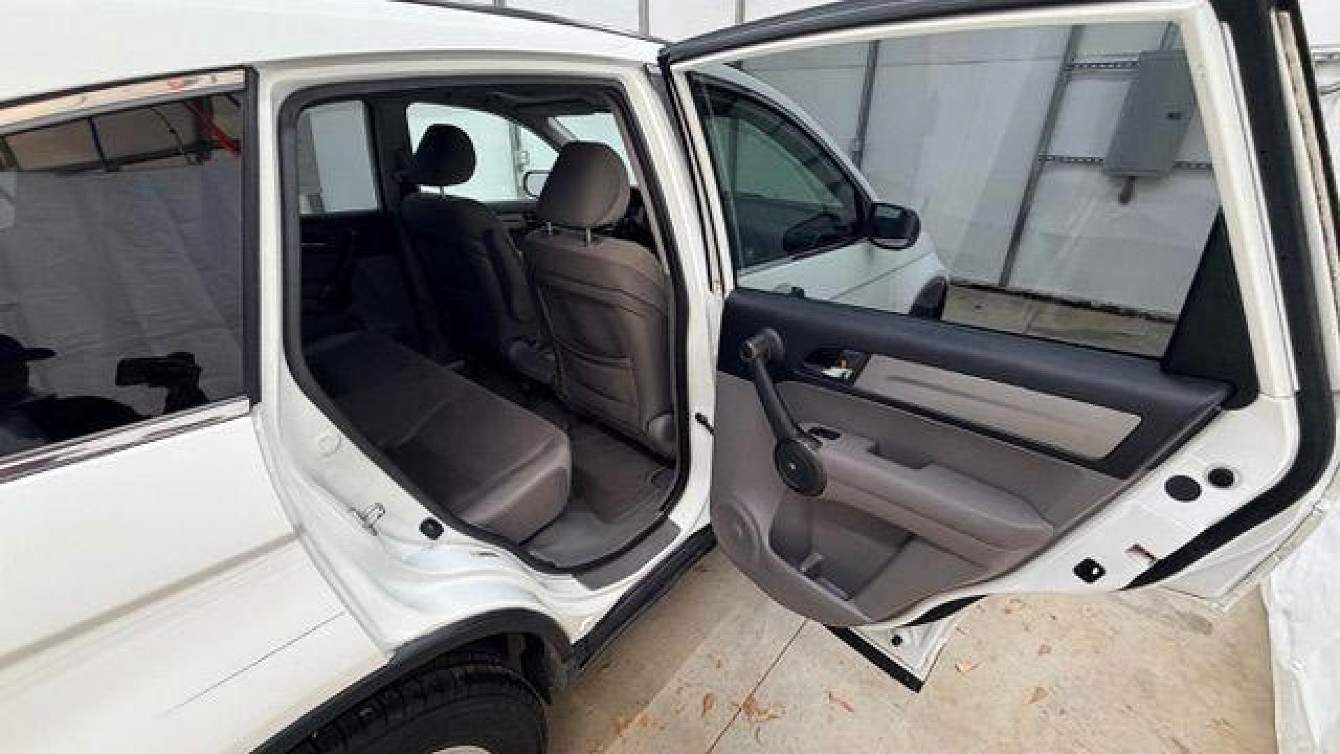 2011 White Honda CR-V EX (JHLRE3H54BC) with an 2.4L I-4 DOHC engine, located at 1806 Veterans Memorial Hwy SW, Austell, GA, 30168, (770) 944-9558, 33.817959, -84.606987 - Photo#16
