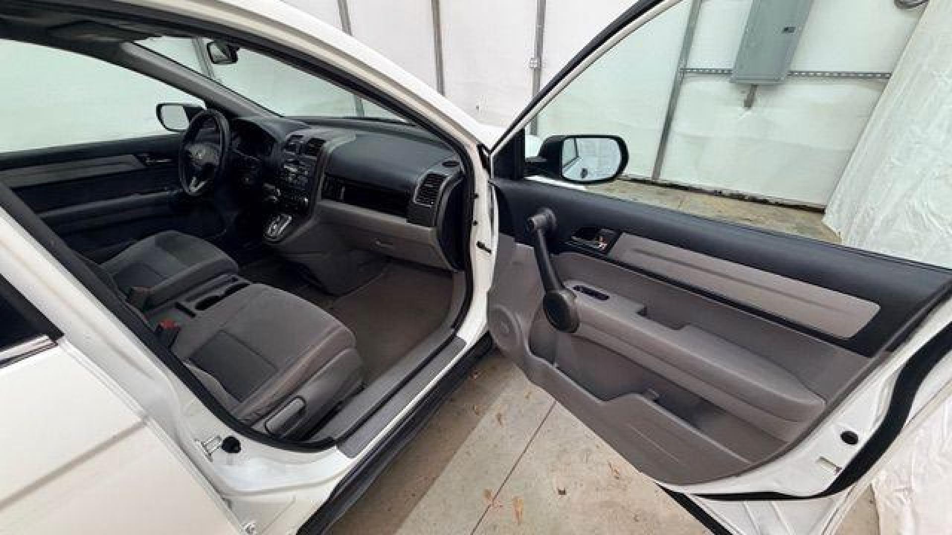 2011 White Honda CR-V EX (JHLRE3H54BC) with an 2.4L I-4 DOHC engine, located at 1806 Veterans Memorial Hwy SW, Austell, GA, 30168, (770) 944-9558, 33.817959, -84.606987 - Photo#19