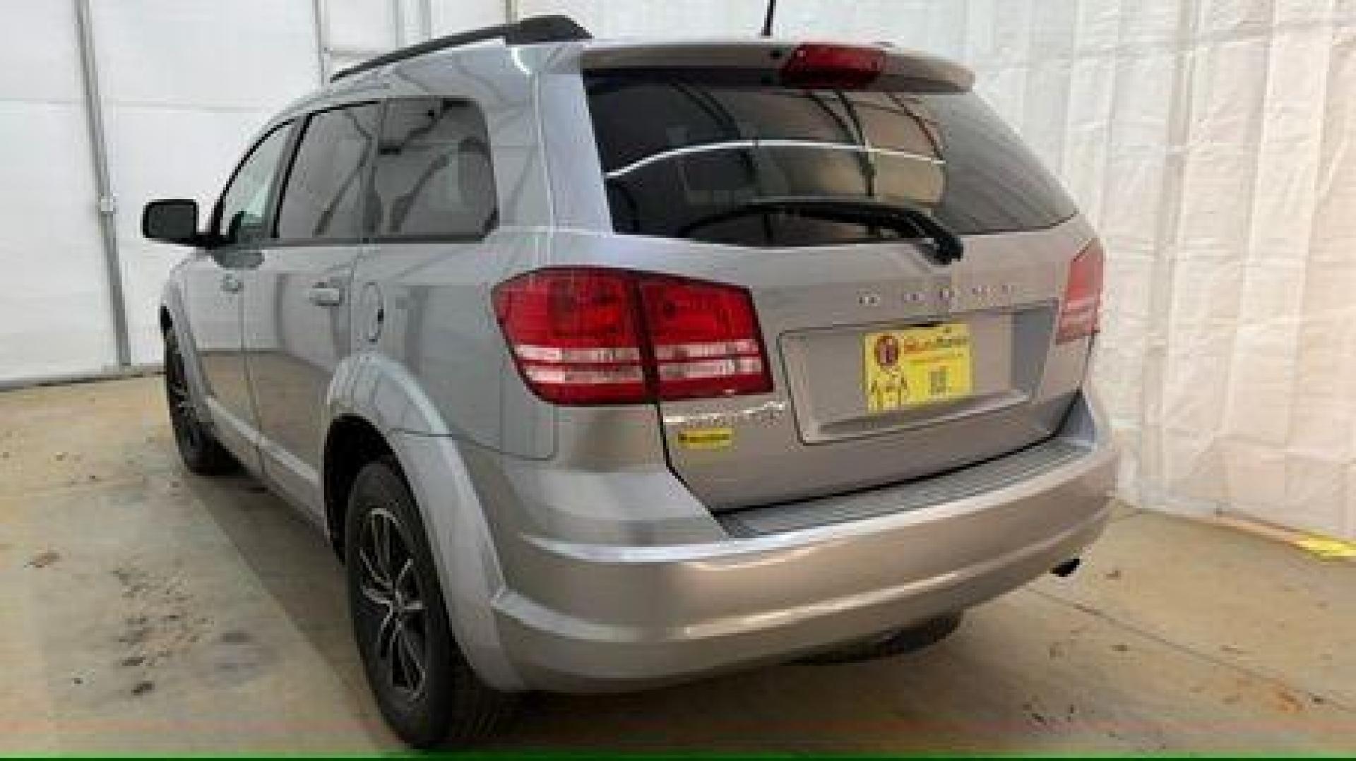 2018 Gray Dodge Journey SE (3C4PDCABXJT) with an Tigershark MultiAir 2.4L I-4 DOHC engine, located at 1806 Veterans Memorial Hwy SW, Austell, GA, 30168, (770) 944-9558, 33.817959, -84.606987 - Photo#3