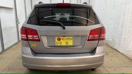 2018 Gray Dodge Journey SE (3C4PDCABXJT) with an Tigershark MultiAir 2.4L I-4 DOHC engine, located at 1806 Veterans Memorial Hwy SW, Austell, GA, 30168, (770) 944-9558, 33.817959, -84.606987 - Photo#4