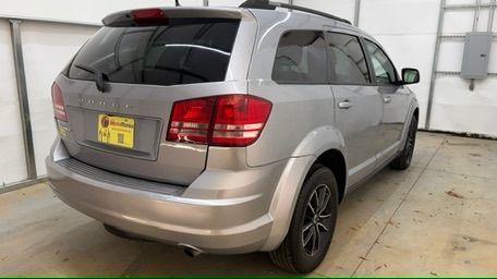2018 Gray Dodge Journey SE (3C4PDCABXJT) with an Tigershark MultiAir 2.4L I-4 DOHC engine, located at 1806 Veterans Memorial Hwy SW, Austell, GA, 30168, (770) 944-9558, 33.817959, -84.606987 - Photo#5
