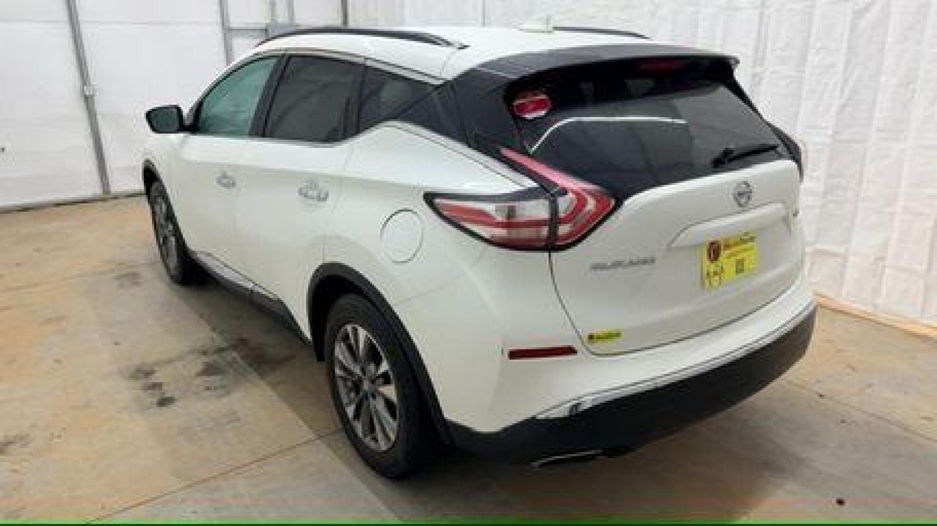 2017 White Nissan Murano SV (5N1AZ2MG2HN) with an 3.5L V-6 DOHC engine, located at 1806 Veterans Memorial Hwy SW, Austell, GA, 30168, (770) 944-9558, 33.817959, -84.606987 - Photo#3