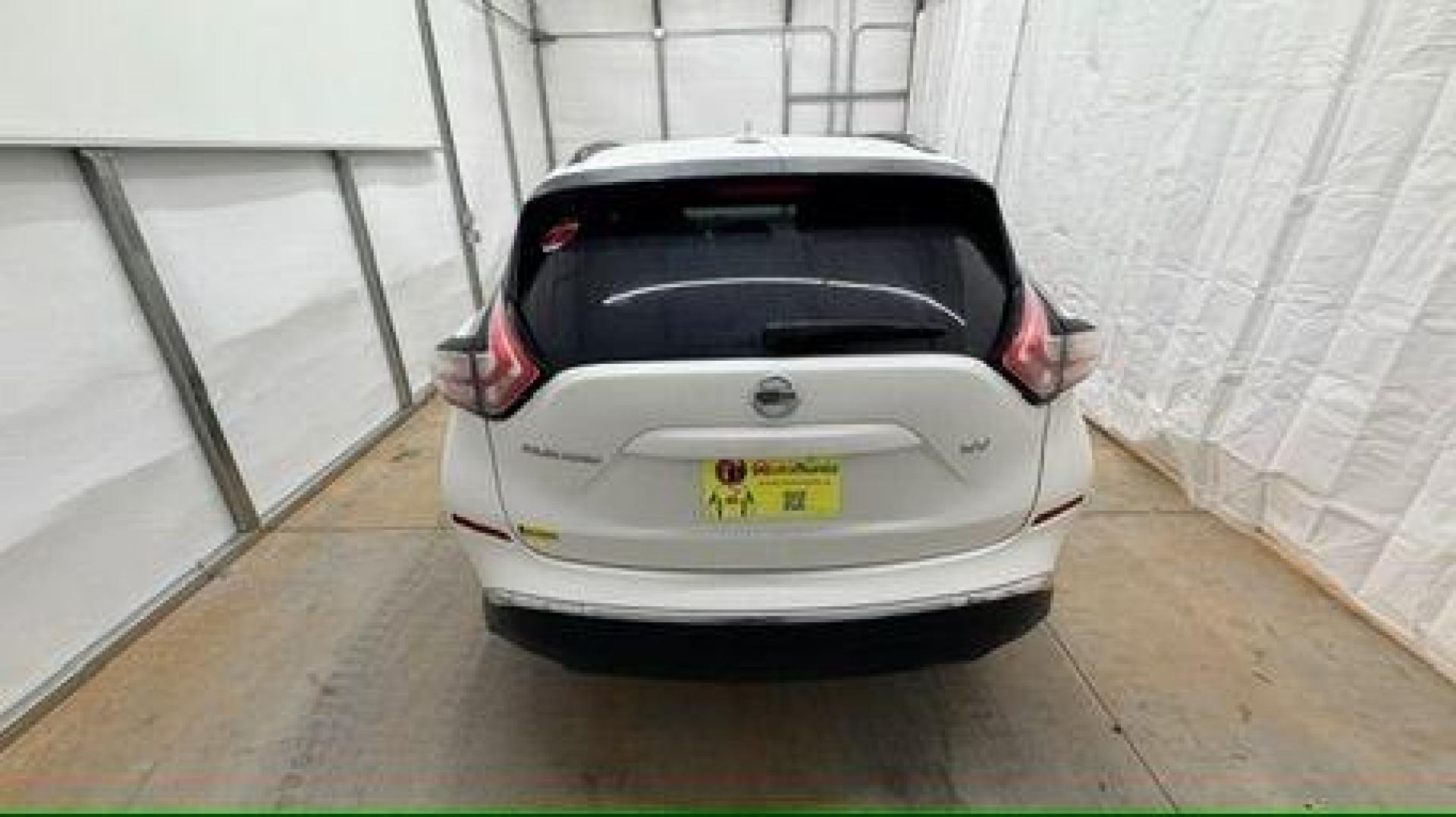 2017 White Nissan Murano SV (5N1AZ2MG2HN) with an 3.5L V-6 DOHC engine, located at 1806 Veterans Memorial Hwy SW, Austell, GA, 30168, (770) 944-9558, 33.817959, -84.606987 - Photo#4