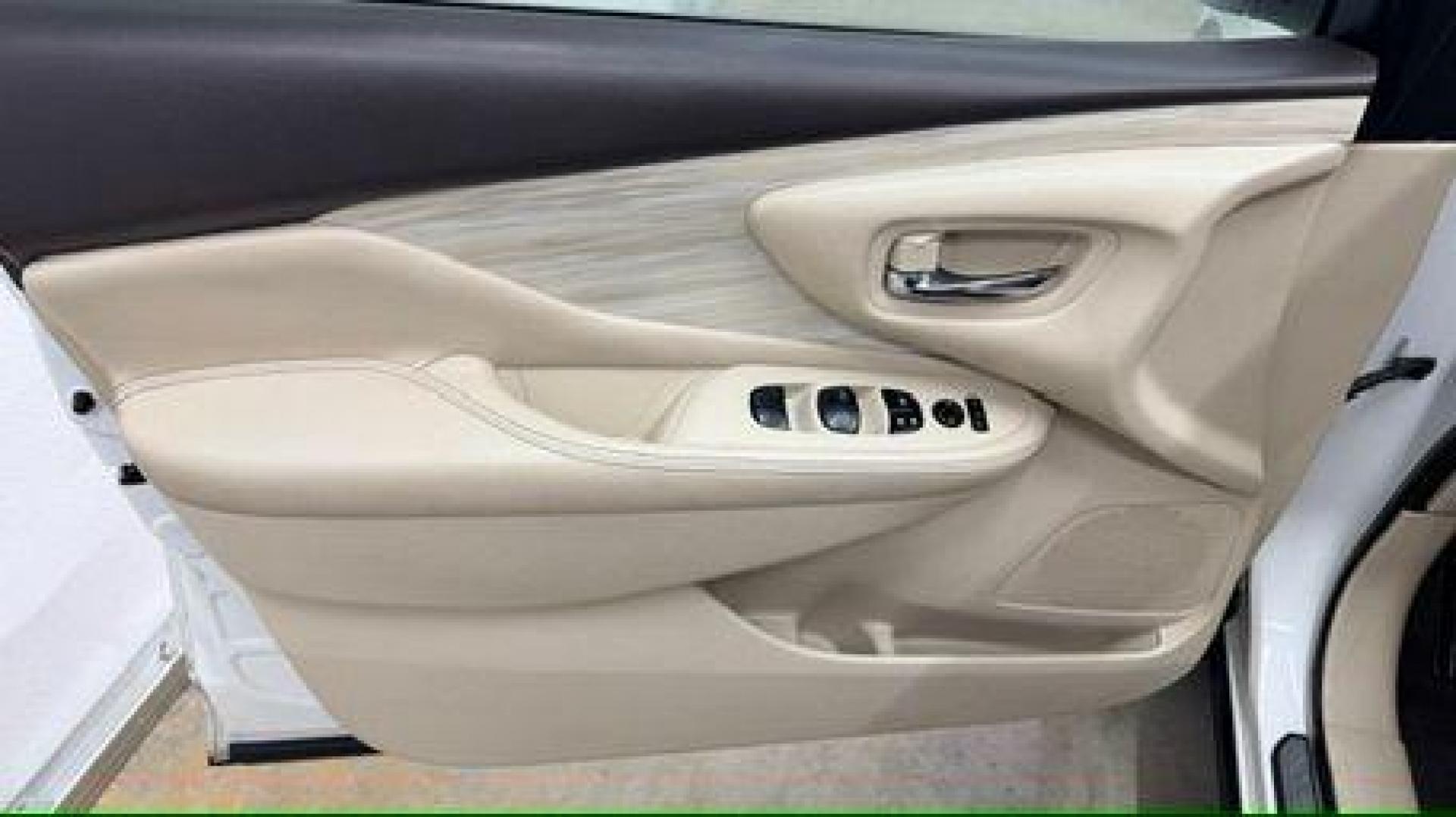 2017 White Nissan Murano SV (5N1AZ2MG2HN) with an 3.5L V-6 DOHC engine, located at 1806 Veterans Memorial Hwy SW, Austell, GA, 30168, (770) 944-9558, 33.817959, -84.606987 - Photo#10