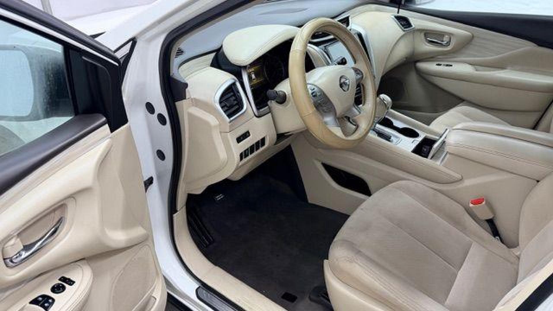 2017 White Nissan Murano SV (5N1AZ2MG2HN) with an 3.5L V-6 DOHC engine, located at 1806 Veterans Memorial Hwy SW, Austell, GA, 30168, (770) 944-9558, 33.817959, -84.606987 - Photo#11