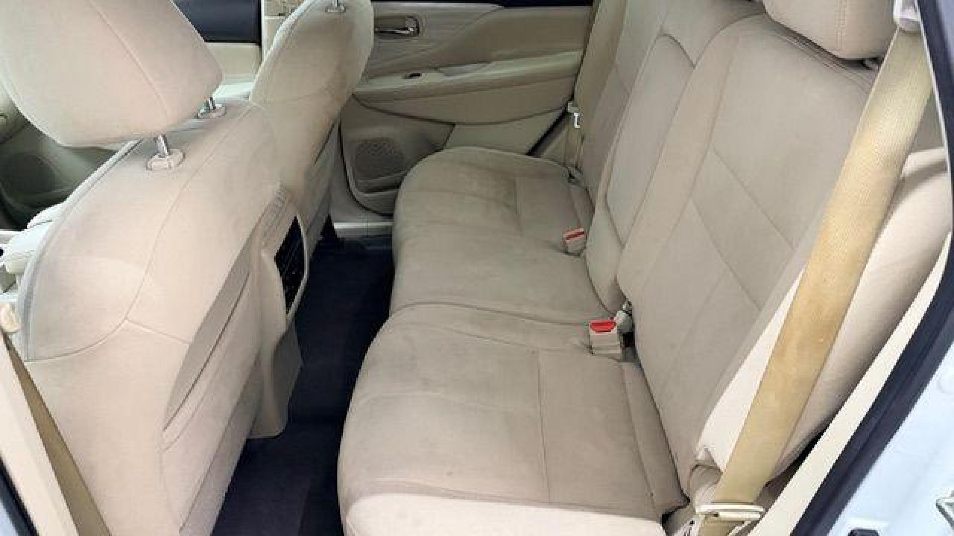 2017 White Nissan Murano SV (5N1AZ2MG2HN) with an 3.5L V-6 DOHC engine, located at 1806 Veterans Memorial Hwy SW, Austell, GA, 30168, (770) 944-9558, 33.817959, -84.606987 - Photo#14