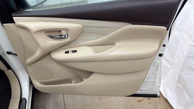 2017 White Nissan Murano SV (5N1AZ2MG2HN) with an 3.5L V-6 DOHC engine, located at 1806 Veterans Memorial Hwy SW, Austell, GA, 30168, (770) 944-9558, 33.817959, -84.606987 - Photo#18