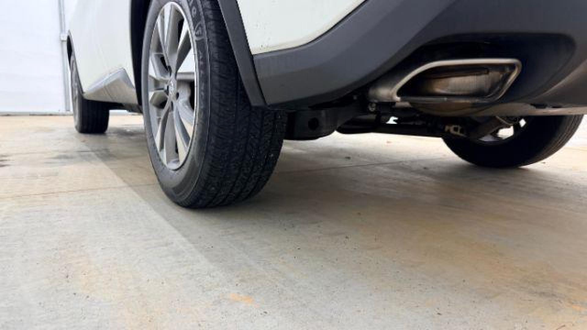 2017 White Nissan Murano SV (5N1AZ2MG2HN) with an 3.5L V-6 DOHC engine, located at 1806 Veterans Memorial Hwy SW, Austell, GA, 30168, (770) 944-9558, 33.817959, -84.606987 - Photo#23