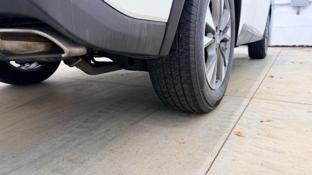 2017 White Nissan Murano SV (5N1AZ2MG2HN) with an 3.5L V-6 DOHC engine, located at 1806 Veterans Memorial Hwy SW, Austell, GA, 30168, (770) 944-9558, 33.817959, -84.606987 - Photo#24