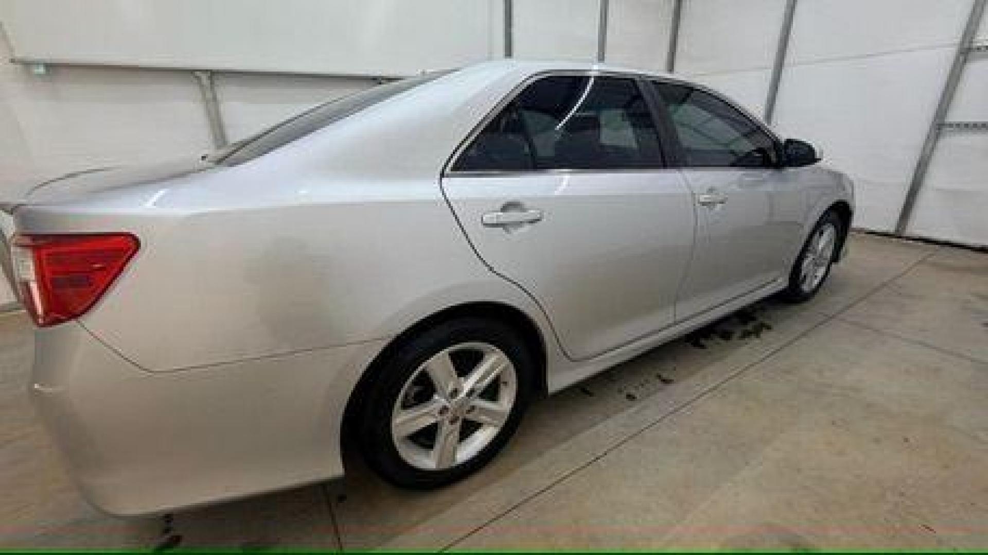 2012 Silver Toyota Camry SE (4T1BF1FK0CU) with an 2.5L I-4 DOHC engine, located at 1806 Veterans Memorial Hwy SW, Austell, GA, 30168, (770) 944-9558, 33.817959, -84.606987 - Photo#6