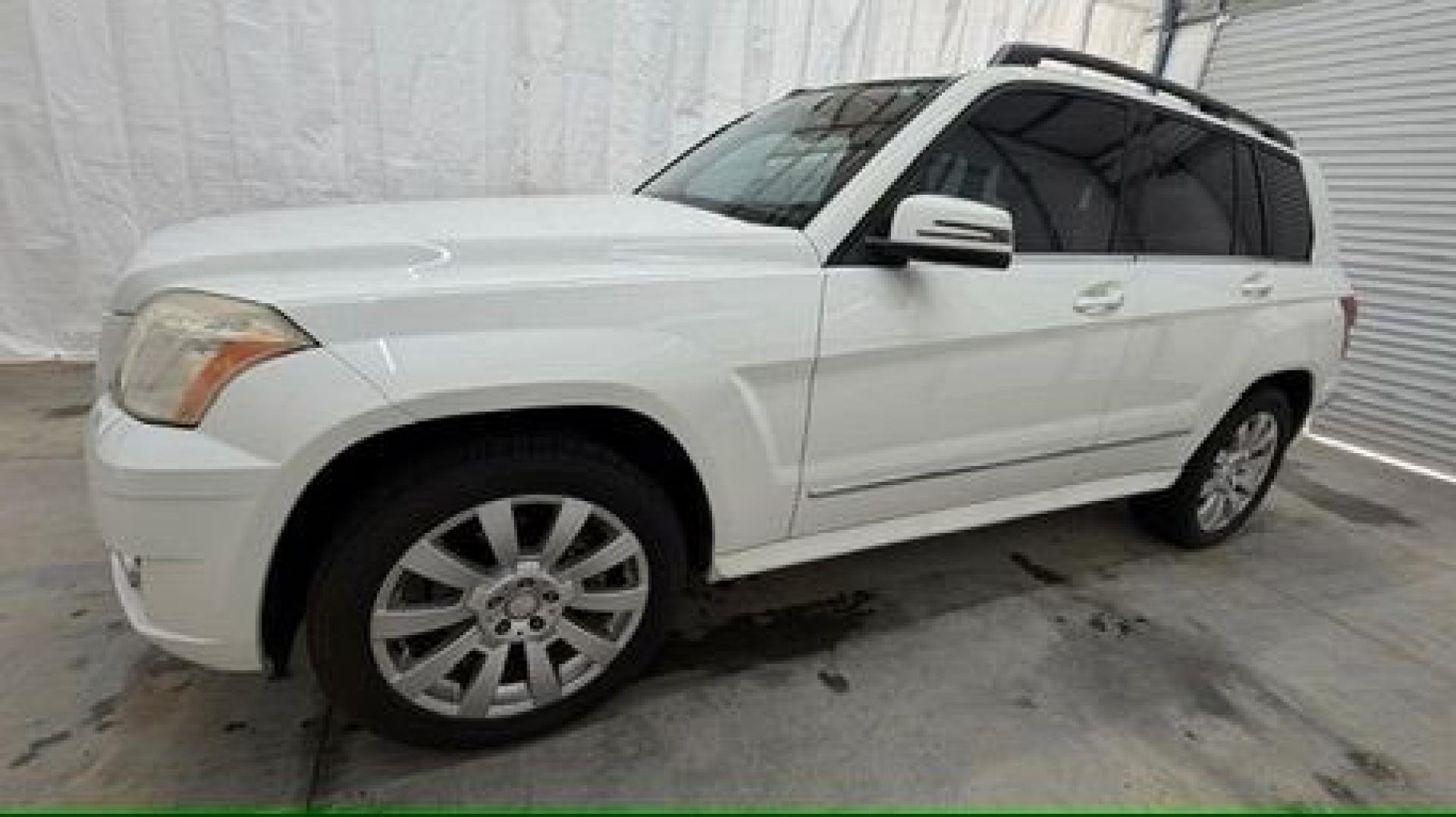 2012 White Mercedes-Benz GLK 350 GLK (WDCGG5GB9CF) , located at 1806 Veterans Memorial Hwy SW, Austell, GA, 30168, (770) 944-9558, 33.817959, -84.606987- Photo#1