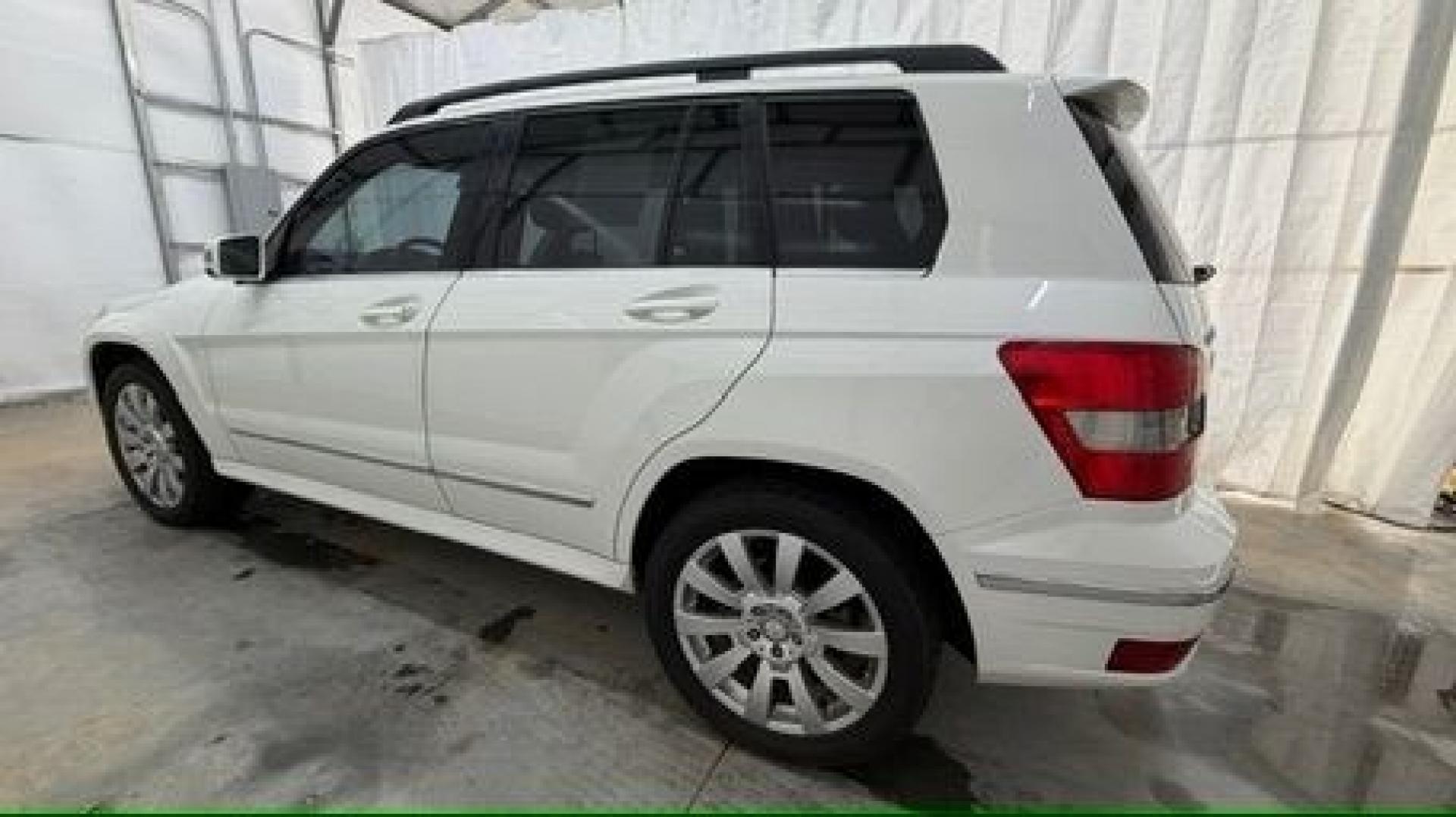 2012 White Mercedes-Benz GLK 350 GLK (WDCGG5GB9CF) , located at 1806 Veterans Memorial Hwy SW, Austell, GA, 30168, (770) 944-9558, 33.817959, -84.606987- Photo#2