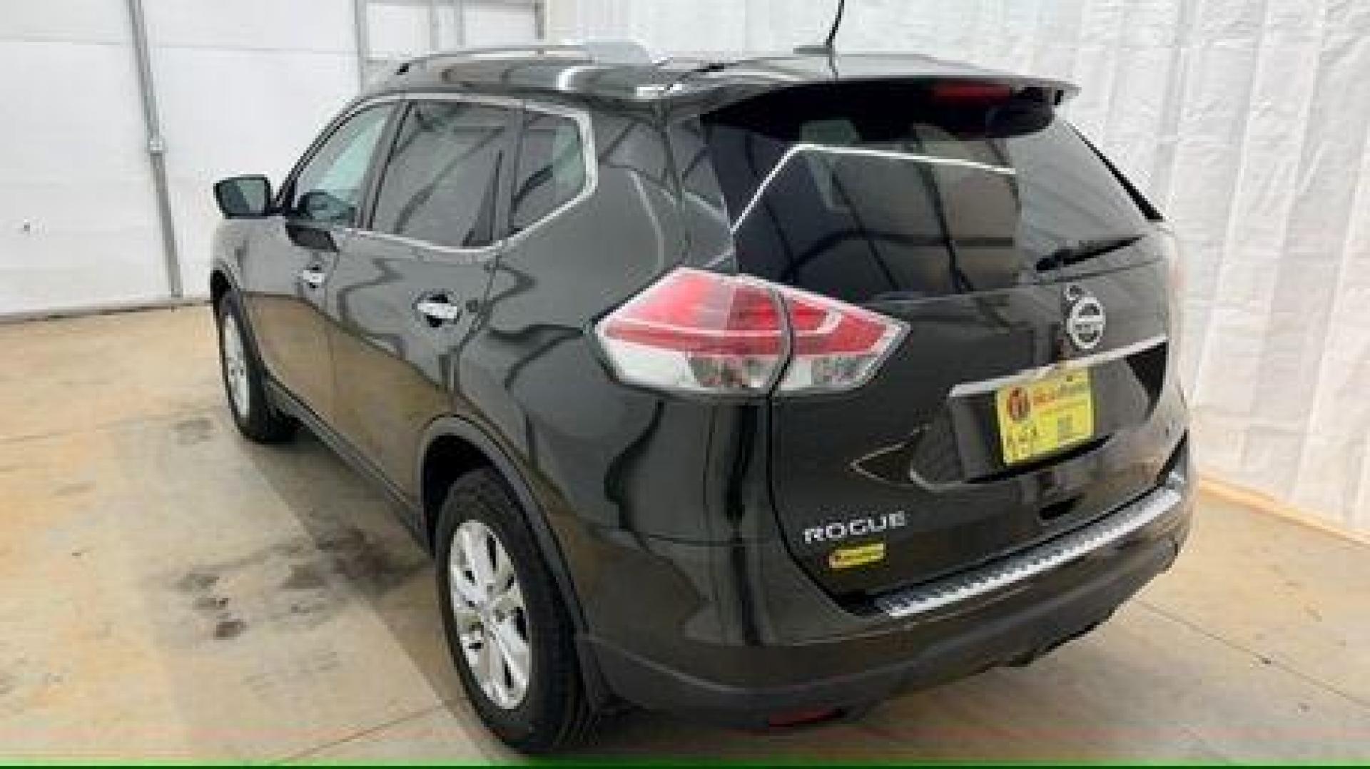 2016 Green Nissan Rogue SV (5N1AT2MV9GC) with an 2.5L I-4 DOHC engine, located at 1806 Veterans Memorial Hwy SW, Austell, GA, 30168, (770) 944-9558, 33.817959, -84.606987 - Photo#3