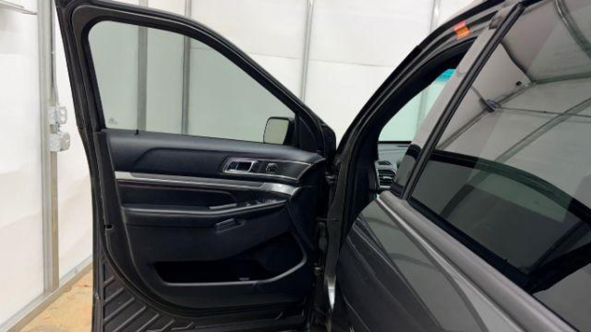 2016 Gray Ford Explorer Sport (1FM5K8GT7GG) with an EcoBoost 3.5L V-6 gasoline direct injection engine, located at 1806 Veterans Memorial Hwy SW, Austell, GA, 30168, (770) 944-9558, 33.817959, -84.606987 - Photo#9