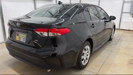 2020 Black Toyota Corolla LE (5YFEPRAE6LP) with an 1.8L I-4 DOHC engine, located at 1806 Veterans Memorial Hwy SW, Austell, GA, 30168, (770) 944-9558, 33.817959, -84.606987 - Photo#5