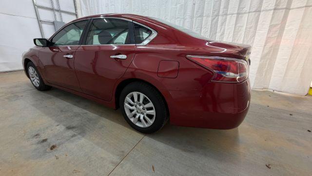 2013 RED Nissan Altima 2.5 S (1N4AL3AP1DN) with an 2.5L I-4 DOHC engine, located at 1806 Veterans Memorial Hwy SW, Austell, GA, 30168, (770) 944-9558, 33.817959, -84.606987 - Photo#2