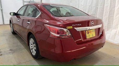 2013 RED Nissan Altima 2.5 S (1N4AL3AP1DN) with an 2.5L I-4 DOHC engine, located at 1806 Veterans Memorial Hwy SW, Austell, GA, 30168, (770) 944-9558, 33.817959, -84.606987 - Photo#3