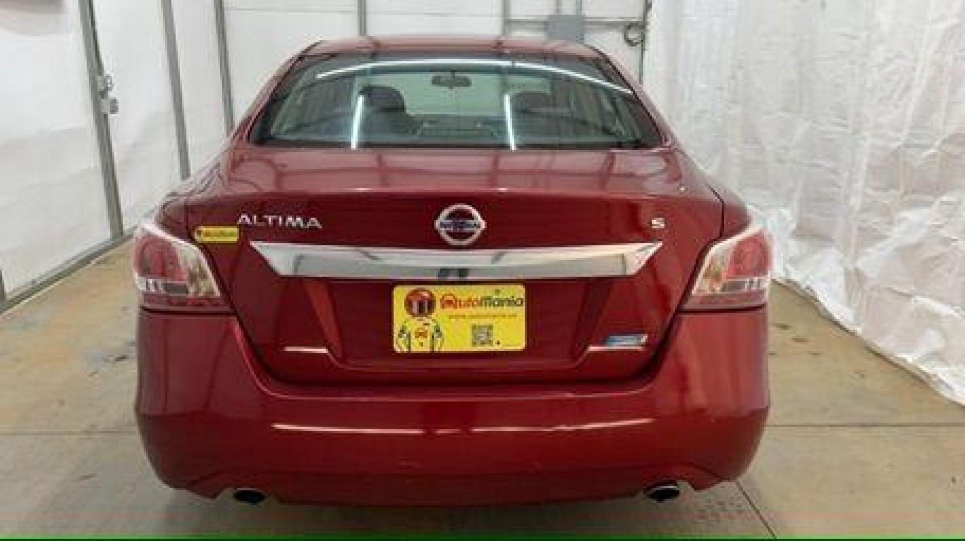 2013 RED Nissan Altima 2.5 S (1N4AL3AP1DN) with an 2.5L I-4 DOHC engine, located at 1806 Veterans Memorial Hwy SW, Austell, GA, 30168, (770) 944-9558, 33.817959, -84.606987 - Photo#4