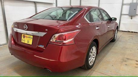 2013 RED Nissan Altima 2.5 S (1N4AL3AP1DN) with an 2.5L I-4 DOHC engine, located at 1806 Veterans Memorial Hwy SW, Austell, GA, 30168, (770) 944-9558, 33.817959, -84.606987 - Photo#5