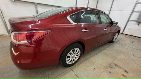 2013 RED Nissan Altima 2.5 S (1N4AL3AP1DN) with an 2.5L I-4 DOHC engine, located at 1806 Veterans Memorial Hwy SW, Austell, GA, 30168, (770) 944-9558, 33.817959, -84.606987 - Photo#6