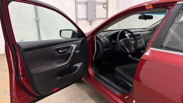 2013 RED Nissan Altima 2.5 S (1N4AL3AP1DN) with an 2.5L I-4 DOHC engine, located at 1806 Veterans Memorial Hwy SW, Austell, GA, 30168, (770) 944-9558, 33.817959, -84.606987 - Photo#10
