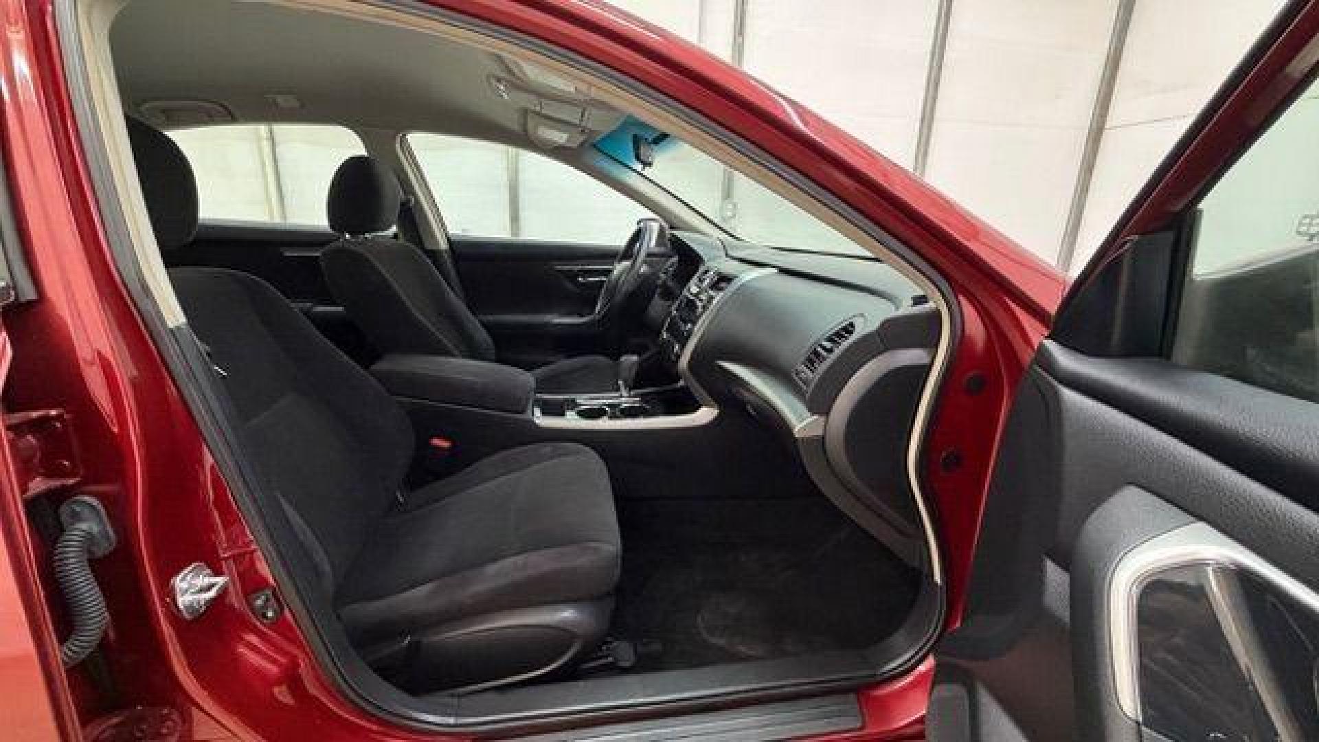 2013 RED Nissan Altima 2.5 S (1N4AL3AP1DN) with an 2.5L I-4 DOHC engine, located at 1806 Veterans Memorial Hwy SW, Austell, GA, 30168, (770) 944-9558, 33.817959, -84.606987 - Photo#17