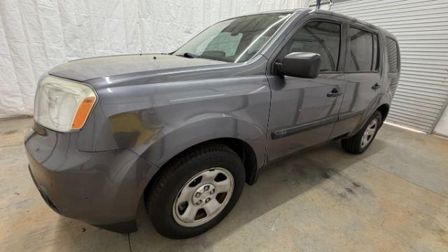 2015 Gray Honda Pilot LX (5FNYF3H28FB) with an 3.5L V-6 i-VTEC VCM variable valve control engine, located at 1806 Veterans Memorial Hwy SW, Austell, GA, 30168, (770) 944-9558, 33.817959, -84.606987 - Photo#1