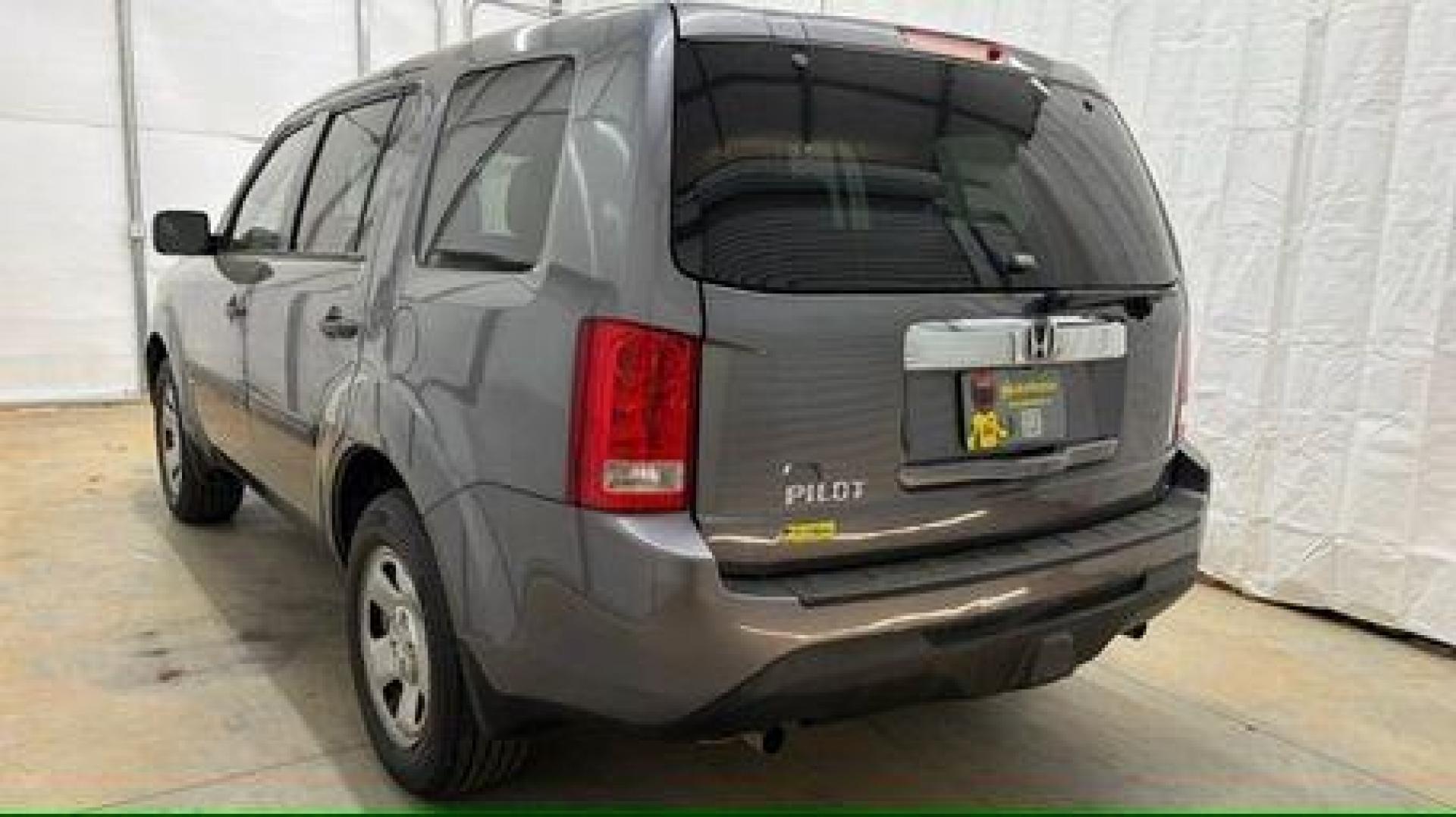 2015 Gray Honda Pilot LX (5FNYF3H28FB) with an 3.5L V-6 i-VTEC VCM variable valve control engine, located at 1806 Veterans Memorial Hwy SW, Austell, GA, 30168, (770) 944-9558, 33.817959, -84.606987- Photo#3