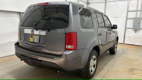 2015 Gray Honda Pilot LX (5FNYF3H28FB) with an 3.5L V-6 i-VTEC VCM variable valve control engine, located at 1806 Veterans Memorial Hwy SW, Austell, GA, 30168, (770) 944-9558, 33.817959, -84.606987 - Photo#5