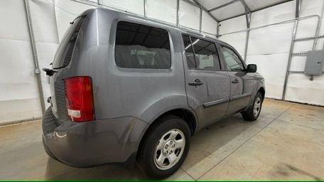 2015 Gray Honda Pilot LX (5FNYF3H28FB) with an 3.5L V-6 i-VTEC VCM variable valve control engine, located at 1806 Veterans Memorial Hwy SW, Austell, GA, 30168, (770) 944-9558, 33.817959, -84.606987 - Photo#6