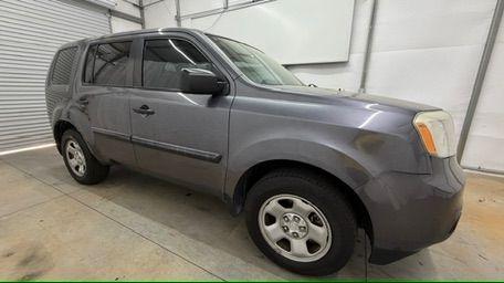2015 Gray Honda Pilot LX (5FNYF3H28FB) with an 3.5L V-6 i-VTEC VCM variable valve control engine, located at 1806 Veterans Memorial Hwy SW, Austell, GA, 30168, (770) 944-9558, 33.817959, -84.606987 - Photo#7