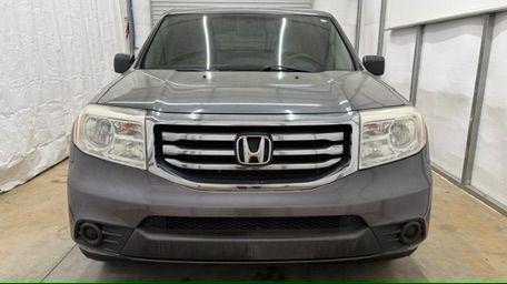 2015 Gray Honda Pilot LX (5FNYF3H28FB) with an 3.5L V-6 i-VTEC VCM variable valve control engine, located at 1806 Veterans Memorial Hwy SW, Austell, GA, 30168, (770) 944-9558, 33.817959, -84.606987 - Photo#9