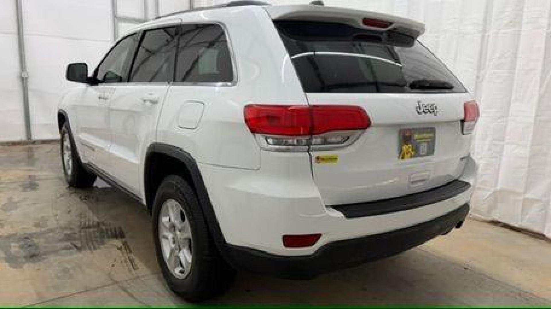 2016 White Jeep Grand Cherokee Laredo (1C4RJEAG6GC) with an Pentastar 3.6L V-6 DOHC engine, located at 1806 Veterans Memorial Hwy SW, Austell, GA, 30168, (770) 944-9558, 33.817959, -84.606987 - Photo#3