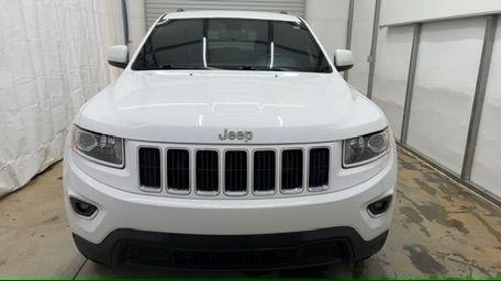 2016 White Jeep Grand Cherokee Laredo (1C4RJEAG6GC) with an Pentastar 3.6L V-6 DOHC engine, located at 1806 Veterans Memorial Hwy SW, Austell, GA, 30168, (770) 944-9558, 33.817959, -84.606987 - Photo#4