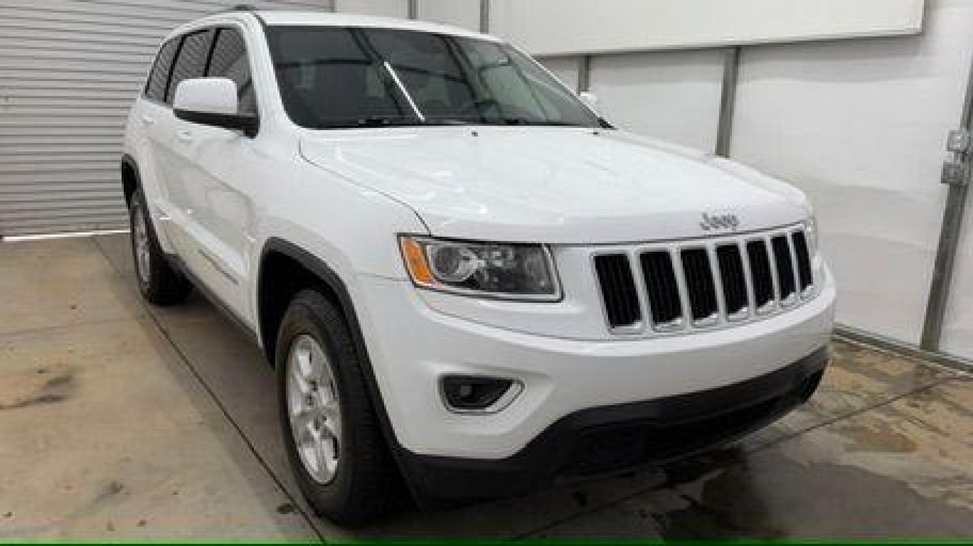2016 White Jeep Grand Cherokee Laredo (1C4RJEAG6GC) with an Pentastar 3.6L V-6 DOHC engine, located at 1806 Veterans Memorial Hwy SW, Austell, GA, 30168, (770) 944-9558, 33.817959, -84.606987 - Photo#5