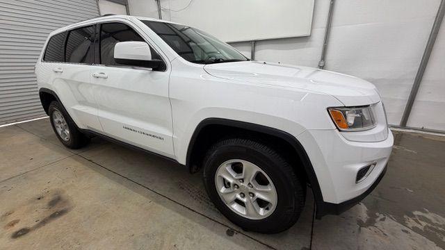 2016 White Jeep Grand Cherokee Laredo (1C4RJEAG6GC) with an Pentastar 3.6L V-6 DOHC engine, located at 1806 Veterans Memorial Hwy SW, Austell, GA, 30168, (770) 944-9558, 33.817959, -84.606987 - Photo#6