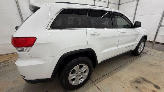 2016 White Jeep Grand Cherokee Laredo (1C4RJEAG6GC) with an Pentastar 3.6L V-6 DOHC engine, located at 1806 Veterans Memorial Hwy SW, Austell, GA, 30168, (770) 944-9558, 33.817959, -84.606987 - Photo#7