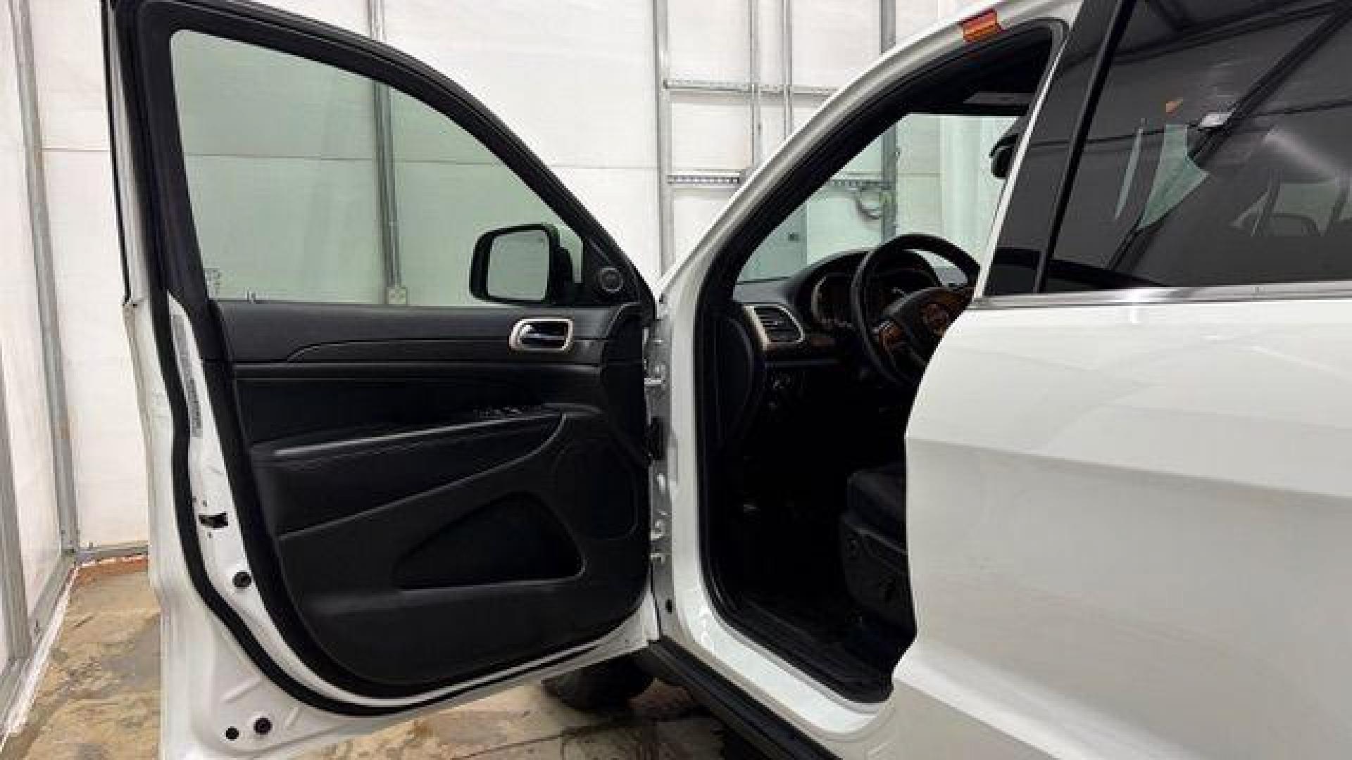 2016 White Jeep Grand Cherokee Laredo (1C4RJEAG6GC) with an Pentastar 3.6L V-6 DOHC engine, located at 1806 Veterans Memorial Hwy SW, Austell, GA, 30168, (770) 944-9558, 33.817959, -84.606987 - Photo#10