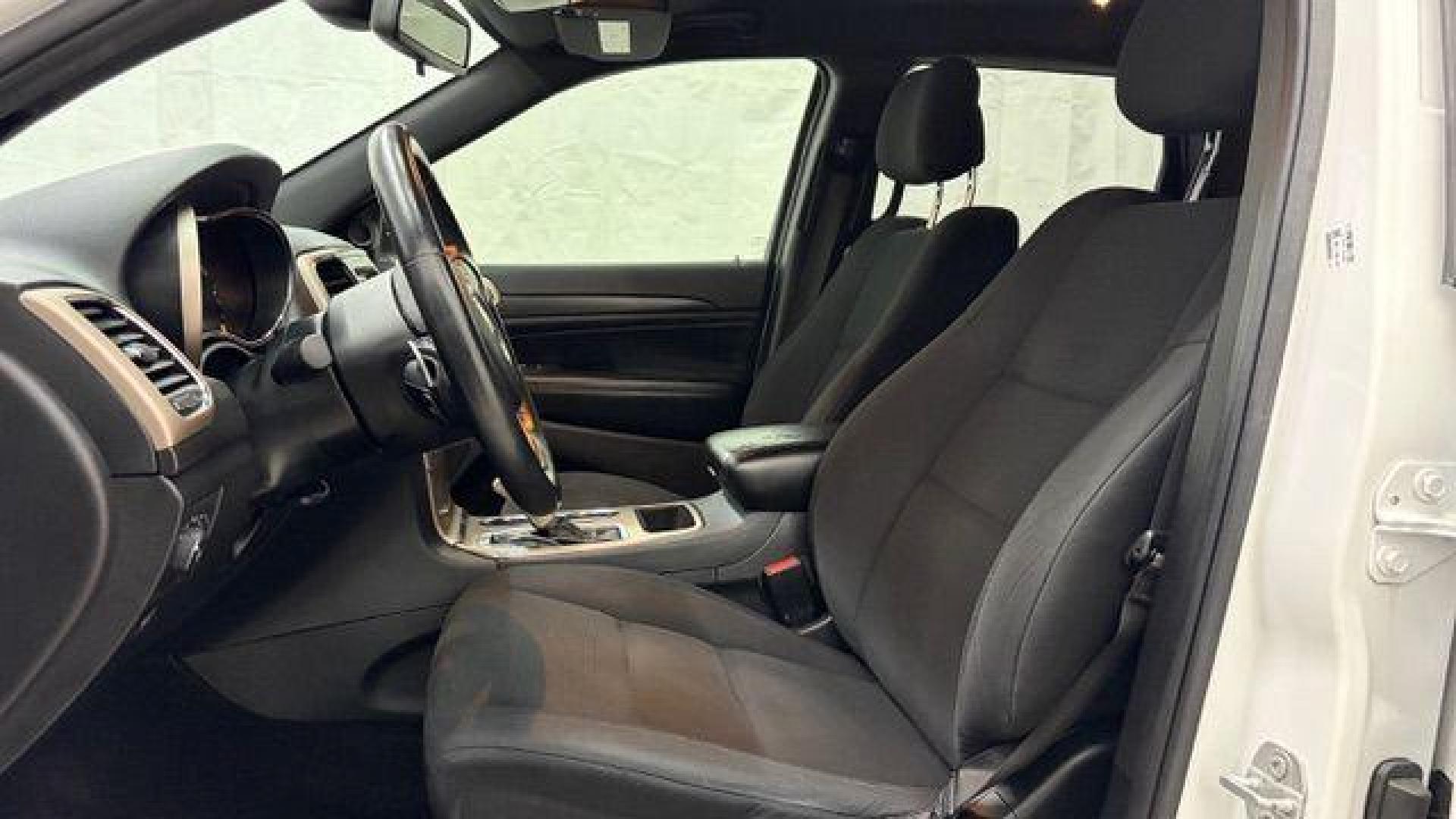 2016 White Jeep Grand Cherokee Laredo (1C4RJEAG6GC) with an Pentastar 3.6L V-6 DOHC engine, located at 1806 Veterans Memorial Hwy SW, Austell, GA, 30168, (770) 944-9558, 33.817959, -84.606987 - Photo#11