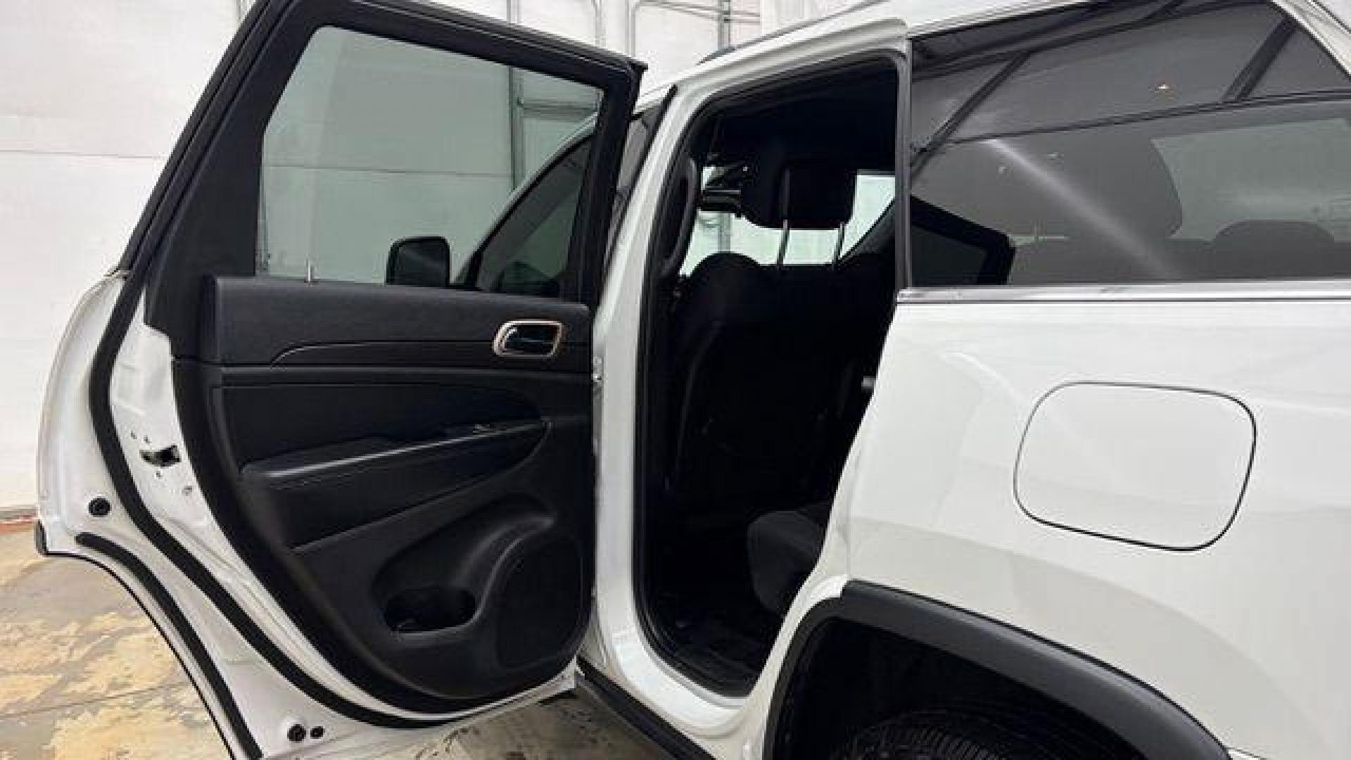 2016 White Jeep Grand Cherokee Laredo (1C4RJEAG6GC) with an Pentastar 3.6L V-6 DOHC engine, located at 1806 Veterans Memorial Hwy SW, Austell, GA, 30168, (770) 944-9558, 33.817959, -84.606987 - Photo#12