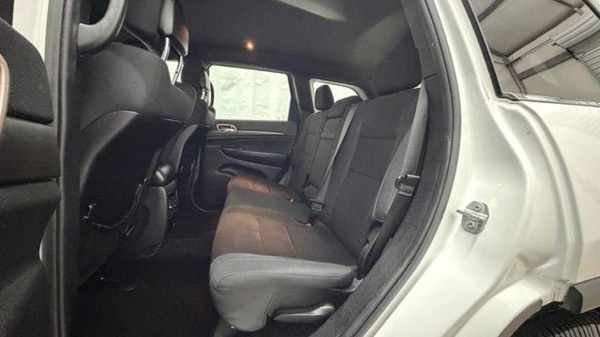 2016 White Jeep Grand Cherokee Laredo (1C4RJEAG6GC) with an Pentastar 3.6L V-6 DOHC engine, located at 1806 Veterans Memorial Hwy SW, Austell, GA, 30168, (770) 944-9558, 33.817959, -84.606987 - Photo#13