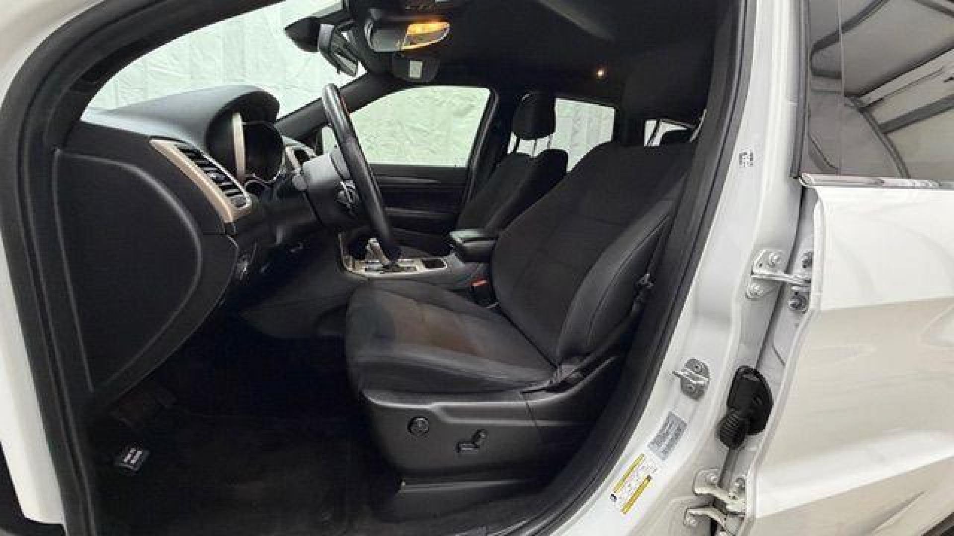 2016 White Jeep Grand Cherokee Laredo (1C4RJEAG6GC) with an Pentastar 3.6L V-6 DOHC engine, located at 1806 Veterans Memorial Hwy SW, Austell, GA, 30168, (770) 944-9558, 33.817959, -84.606987 - Photo#16