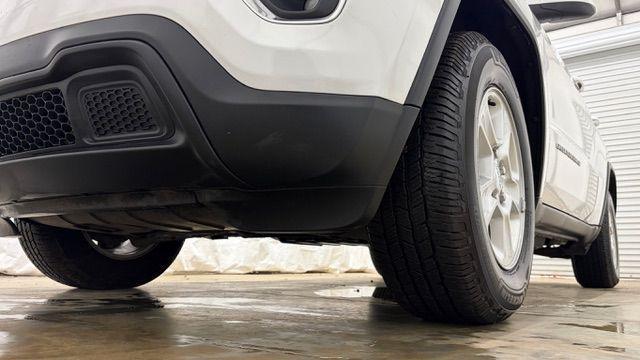 2016 White Jeep Grand Cherokee Laredo (1C4RJEAG6GC) with an Pentastar 3.6L V-6 DOHC engine, located at 1806 Veterans Memorial Hwy SW, Austell, GA, 30168, (770) 944-9558, 33.817959, -84.606987 - Photo#18