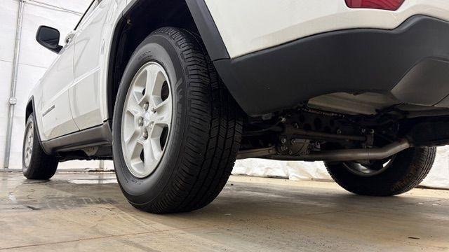 2016 White Jeep Grand Cherokee Laredo (1C4RJEAG6GC) with an Pentastar 3.6L V-6 DOHC engine, located at 1806 Veterans Memorial Hwy SW, Austell, GA, 30168, (770) 944-9558, 33.817959, -84.606987 - Photo#19