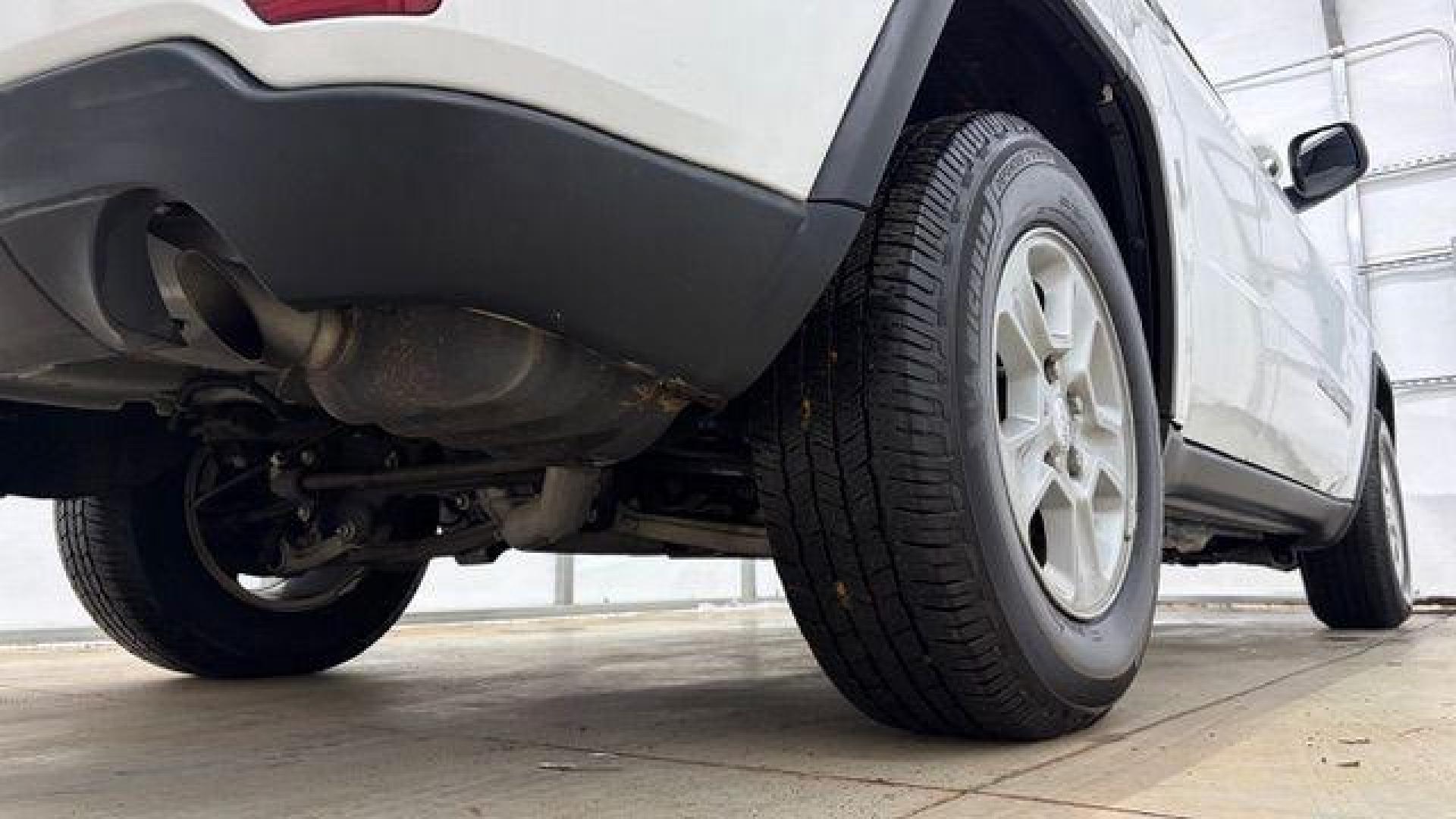 2016 White Jeep Grand Cherokee Laredo (1C4RJEAG6GC) with an Pentastar 3.6L V-6 DOHC engine, located at 1806 Veterans Memorial Hwy SW, Austell, GA, 30168, (770) 944-9558, 33.817959, -84.606987 - Photo#20