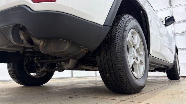 2016 White Jeep Grand Cherokee Laredo (1C4RJEAG6GC) with an Pentastar 3.6L V-6 DOHC engine, located at 1806 Veterans Memorial Hwy SW, Austell, GA, 30168, (770) 944-9558, 33.817959, -84.606987 - Photo#20