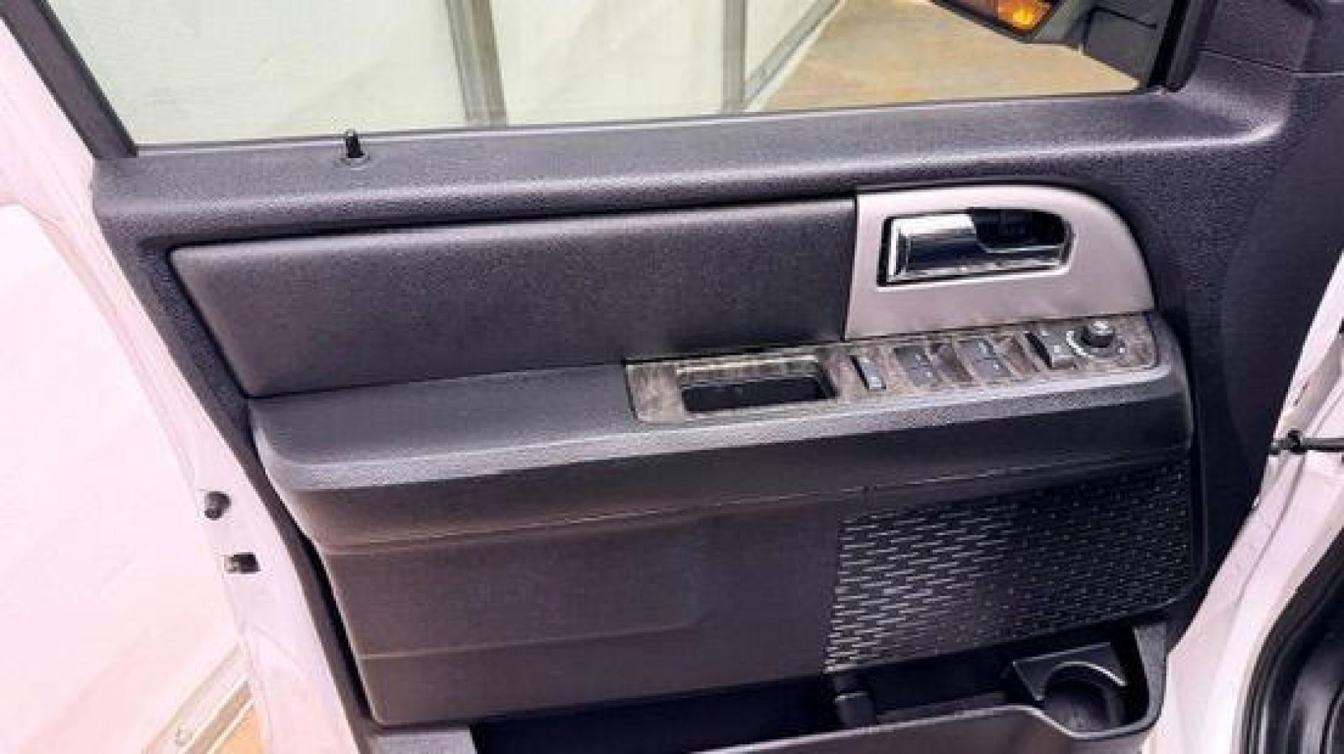 2015 White Ford Expedition EL Limited (1FMJK1KT1FE) with an EcoBoost 3.5L V-6 gasoline direct injection engine, located at 1806 Veterans Memorial Hwy SW, Austell, GA, 30168, (770) 944-9558, 33.817959, -84.606987 - Photo#10