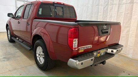 2016 Red Nissan Frontier SV (1N6AD0ER9GN) with an VQ 4L V-6 DOHC engine, located at 1806 Veterans Memorial Hwy SW, Austell, GA, 30168, (770) 944-9558, 33.817959, -84.606987 - Photo#3