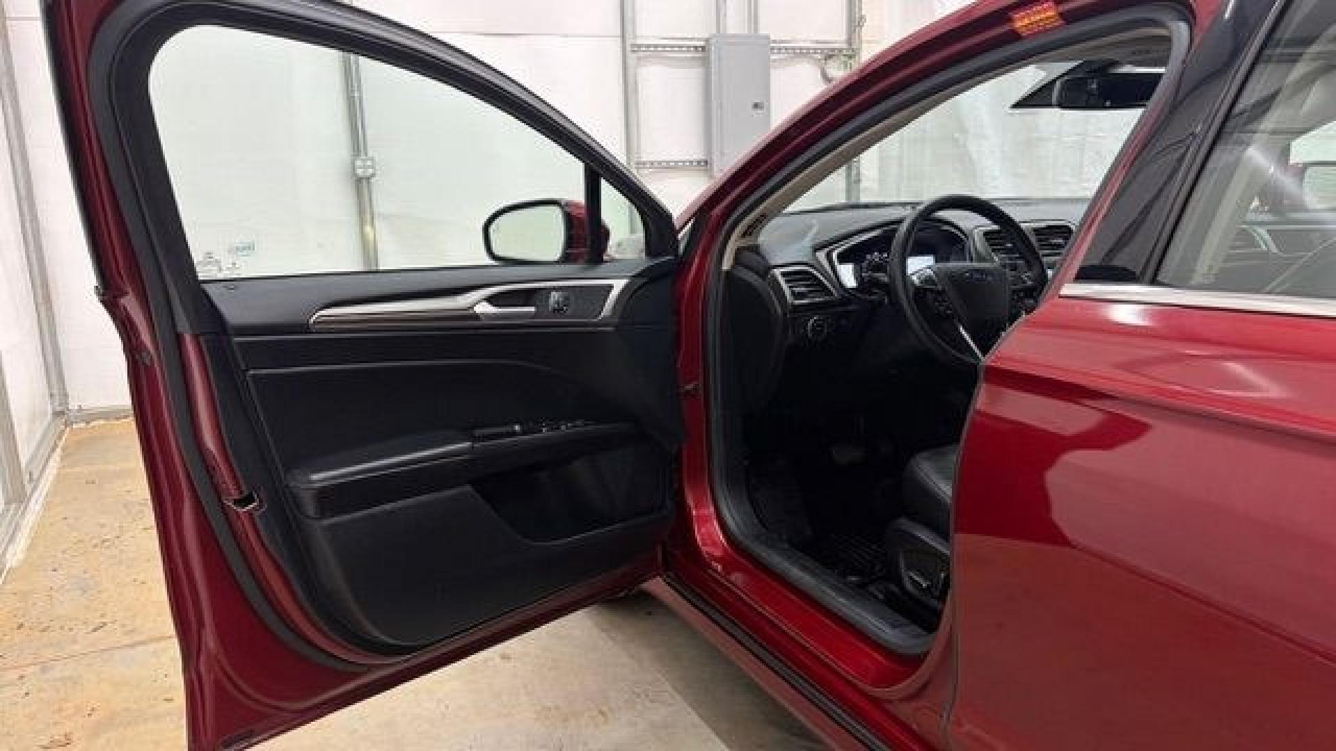 2017 Red Ford Fusion SE (3FA6P0T99HR) with an EcoBoost 2L I-4 gasoline direct injection engine, located at 1806 Veterans Memorial Hwy SW, Austell, GA, 30168, (770) 944-9558, 33.817959, -84.606987 - Photo#10